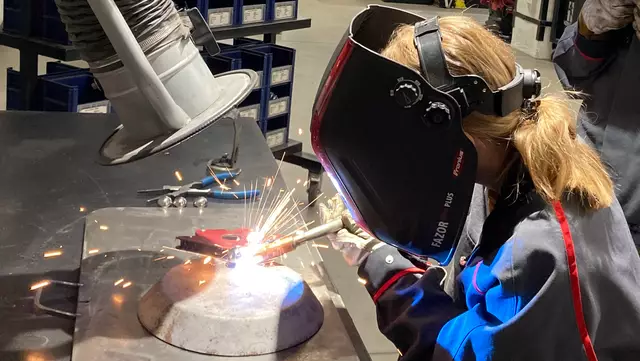 Eine Teilnehmerin beim Schweißen. Die Kinderuni OÖ 2025 gastiert von 14. bis 17. Juli am Campus Hagenberg. | Foto: Kinderuni OÖ