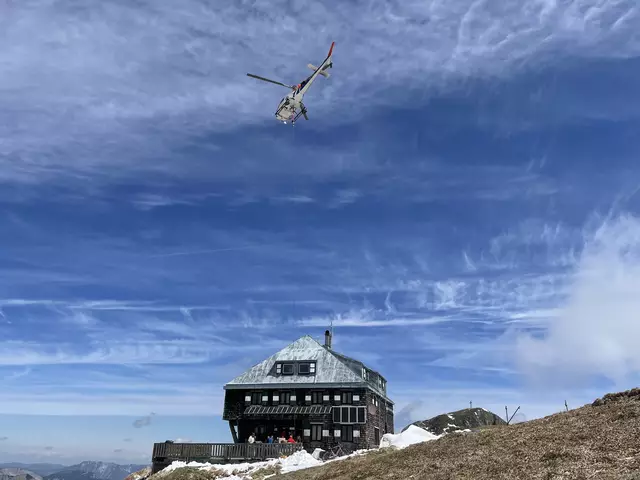 Sobald der Helikopter gelandet ist, wird seine wertvolle Fracht entladen. | Foto: WAFO