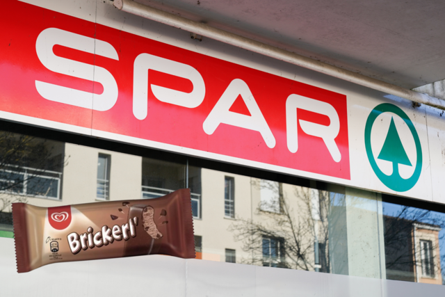 Der Eisklassiker "Brickerl" wird aus dem Sortiment genommen. (Symbolfoto) | Foto: CanvaCollage_stock.adobe.com/at/OceanProd_Eskimo