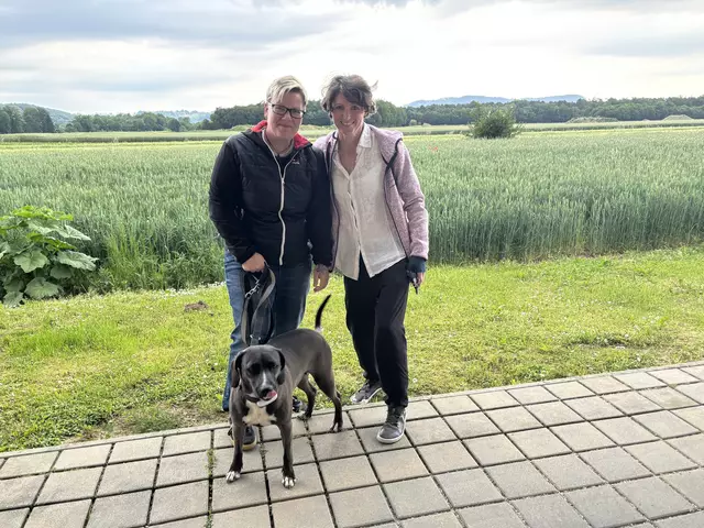 Den wichtigsten Halt im Leben gibt Susi (r.) ihre Partnerin Sissy. Hündin "Coco" ist für beide eine wichtige Begleiterin. | Foto: Waltraud Fischer