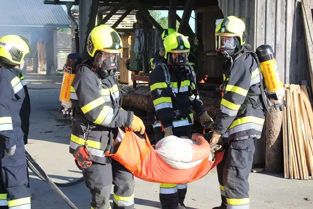 DieFeuerwehren waren sehr gefordert bei dieser Übung. | Foto: HFM-Patrick Marcher_BFVVO