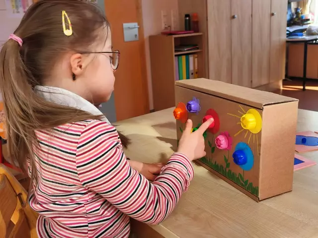 Hanna freut sich an derbunten Frühlingswiese. | Foto: ASO Sillian