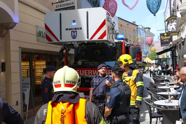Wegen angebranntem Essen: Feuerwehr musste durch die enge Schmidgasse in der Welser Innenstadt zu einem gemeldeten Brand vorrücken. | Foto: laumat.at