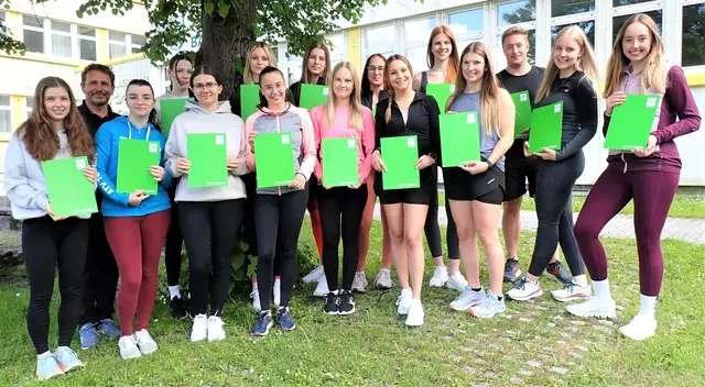Am Ende des intensiven Prüfungstages konnten schließlich 15 stolze Absolventinnen und Absolventen ihr Zertifikat zur erfolgreich bestandenen Gesundheitstrainerprüfung entgegennehmen.  | Foto: HLW Bad Aussee