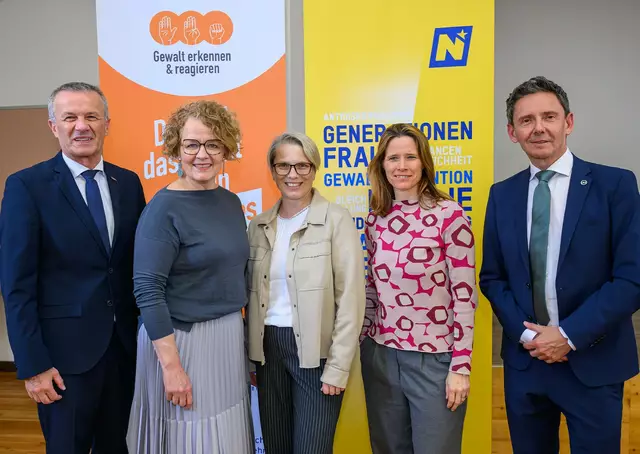 Landespolizeidirektor Franz Popp, Landesrätin Christiane Teschl-Hofmeister, Bezirkshauptfrau von Waidhofen/Thaya Manuela Herzog, Vorsitzende des Netzwerks österreichischer Frauen- und Mädchenberatungsstellen Elisabeth Cinatl und der Leiter des Landeskriminalamtes NÖ Brigadier Stefan Pfandler 



  | Foto: NLK Burchhart