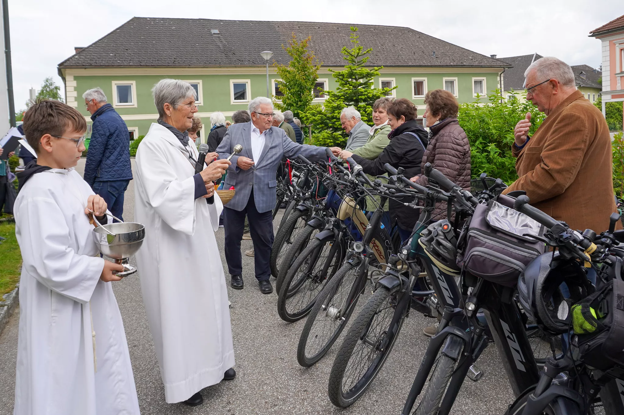 Seniorenbund-bat-in-Mitterkirchen-zur-Fahrradsegnung