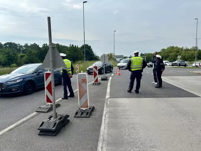Einfuhrverbot von empfänglichen Tieren und deren Produkten aus den Sperrzonen bleibt aufrecht.  | Foto: Stefan Schneider