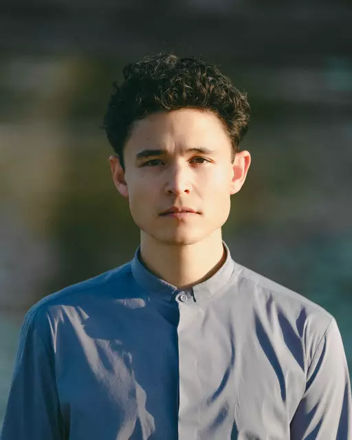 Mit "Jo Nara" präsentiert der gebürtige Liezener Johannes Holzinger – bekannt aus The Voice of Germany – ein neues musikalisches Soloprojekt, das sich stilistisch zwischen Alt-Pop, Soul und Singer-Songwriter-Tradition bewegt.  | Foto: Jo Nara