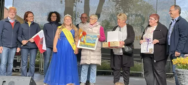 Von links nach rechts: Walter Wambach, Bettina Kvasnicka, Sabine Wambach, Rapsblütenkönigin Kim, Altbgm. Johann Mayer, die 3 glücklichen Gewinnerinnen, GGR Michael Kvasnicka  | Foto: privat