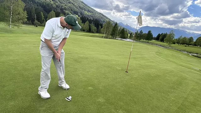 Jakob Fingerlos (Golfclubmanager,  Golfclub Lungau/Katschberg) beim "Putten". | Foto: pjw