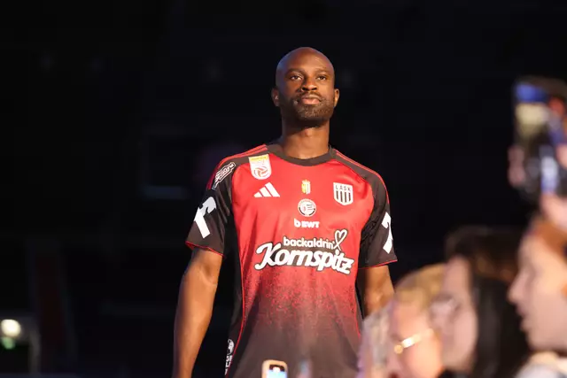 Samuel Adeniran im neuen Auswärtsdress.  | Foto: LASK