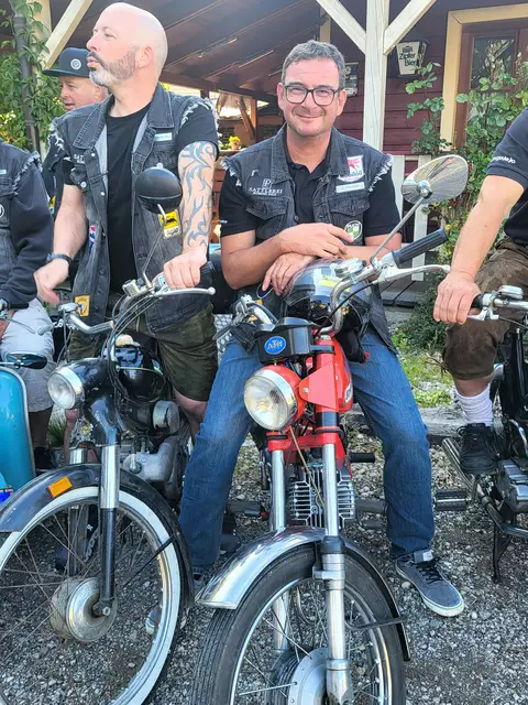 "Mopeds mit Persönlichkeit": Um kein Geld der Welt würden die stolzen Besitzer ihre Schätze gegen moderne Versionen tauschen. | Foto: Eckhart Herbe