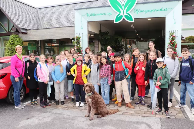 Elisabeth Micko (li) führte mit dem portugiesischen Wasserhund Bono die Schüler durch das Pflanzenparadies. | Foto: Edith Ertl