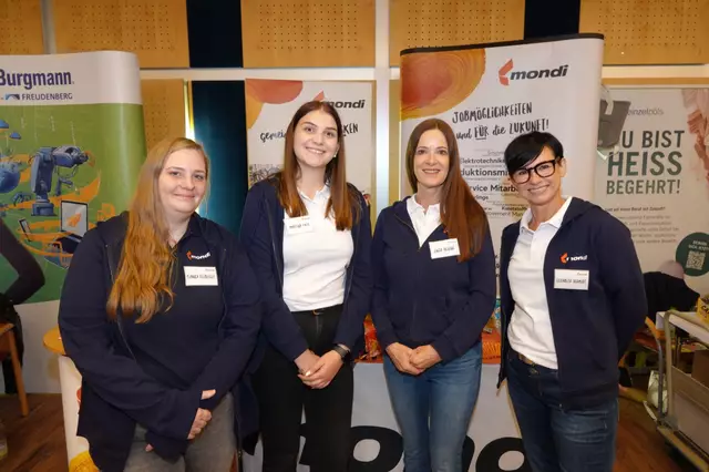 Langjährige Partner, wie hier die MONDI aus Zeltweg, waren selbstverständlich auch bei der 33. Jobmesse im Schulungszentrum wieder gerne mit dabei. | Foto: Michael Blinzer