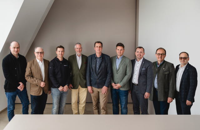 Die Gründung der ersten Gemeinschaftsstiftung Österreichs nimmt Fahrt auf (von links): Ulrich Gutenthaler, Wolfgang Gutenthaler (beide Regnis Immobilien), Markus Kreisel, Franz Prüller (Sinnstifter), Wolfgang Holzmann (Holzmann Fahrzeugbau), Paul Steininger (Braucommune in Freistadt), Anton Miesenberger (Sparkasse Pregarten-Unterweißenbach AG), Johann Holzmann und Johannes Hinterreither-Kern (beide Verband Mühlviertler Alm). | Foto: Flora Fellner
