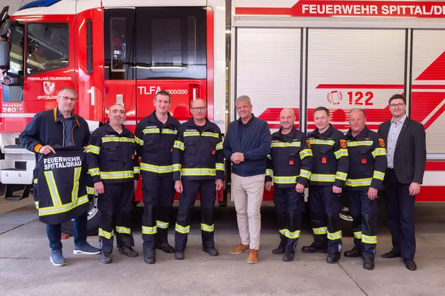 Gerhard Köfer übergab die neuen Einsatzuniformen | Foto: Michael NEUWIRTH