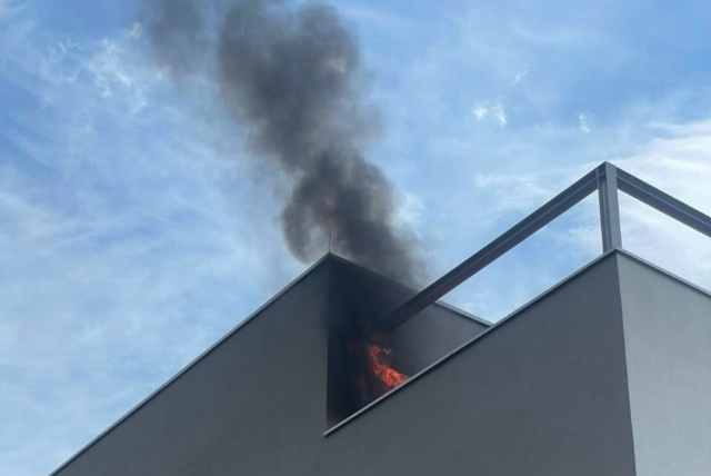 In der Nikolaigasse in Villach kam es zu einem Brand auf einer Penthouse-Terrasse.  | Foto: Hauptfeuerwache Villach