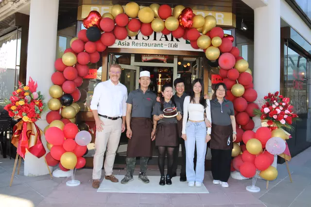 Bürgermeister Harald Bergmann (l.) gratulierte zur Eröffnung. | Foto: Wöhry