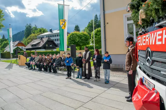 Über 200 Gäste fanden sich bei strahlendem Wetter zur Feier ein – darunter zahlreiche Ehrengäste aus Politik, Feuerwehrwesen und Kirche.  | Foto: Franz Gruber-Veit