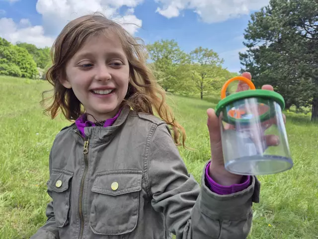 Stolz auf die erfolgreiche Insektensuche mit der Becherlupe.
 | Foto: LPV/L. Reimoser-Berger