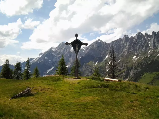 Der Weg zum Hochkeil geht bei der Sennerei Schweizerhütte, hinter dem Arthurhaus über den Weg 84 auf einem Fahrweg zum Gipfelkreuz des Hochkeils. Dabei werden 280 Höhenmeter überwunden. Tipp: Ein Abstecher zum Bergsee am Troiboden lohnt sich. | Foto: Hochkönig Tourismus