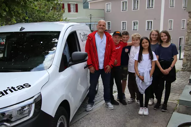 Lerncafe-Leiter Johann Krainer mit seinen ersten Schützlingen in Klein St. Paul. | Foto: Lechner