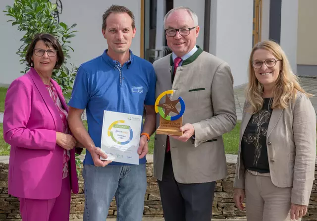 Ehrung 2024: Vereinsobfrau NÖ Dorf und Stadterneuerung Maria Forstner, Dorfheld Florian Eder, LH-Stellvertreter Stephan Pernkopf sowie die damalige Landesrätin Ulrike Königsberger-Ludwig. | Foto: Marschik