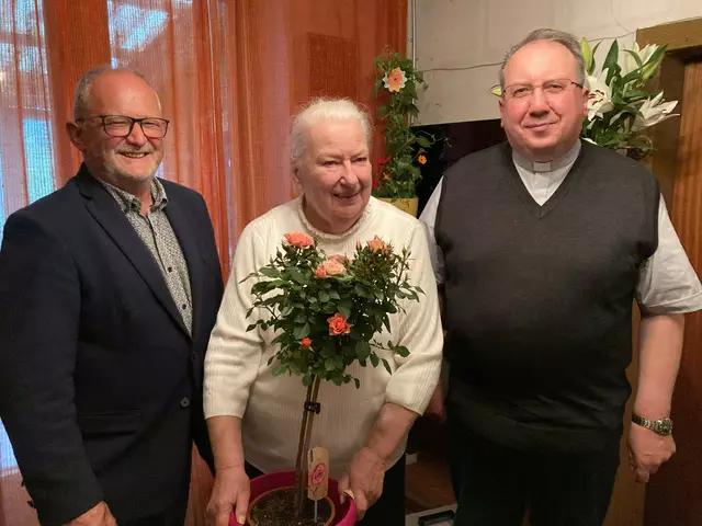 Rosemarie Simeth – ehemalige Postamtsleiterin in Regelsbrunn – feierte mit Freunden ihren 85er.  | Foto: Foto. Gemeinde