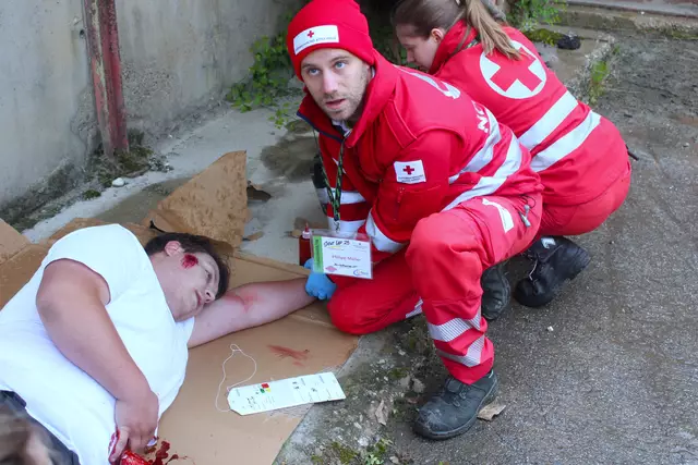 Insgesamt stellten 22 StatistInnen die verletzten Raver dar. | Foto: Rotes Kreuz