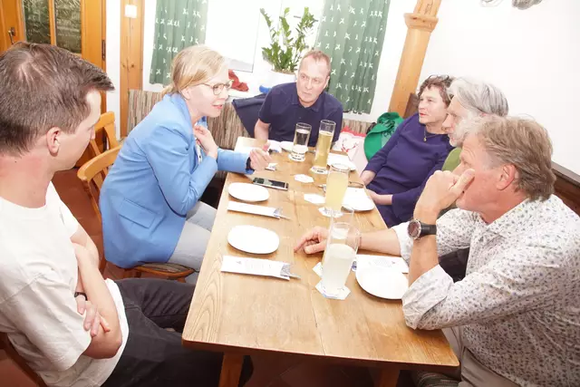 Im Rahmen ihrer Österreichtour unter dem Motto „Auf ein Bier mit Leonore“ machte die Bundessprecherin-Kandidatin der Grünen Leonore kürzlich im Braugasthof „Hopfen &amp; Schmalz“ in Neufelden Station.  | Foto: Helmut Eder