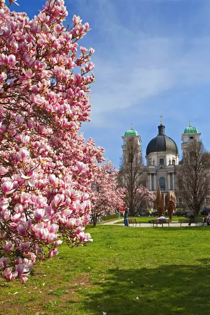 Mit dem Rad durch die Mozartstadt. Parks und Schanigärten laden zum Verweilen ein. | Foto: Christa Kramer