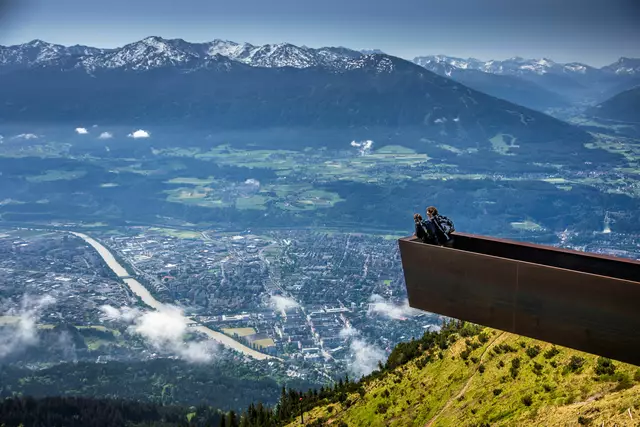 Die Region Innsbruck wird alljährlich von einer Vielzahl an Reisenden durchquert, dieses Gästepotenzial spricht Innsbruck Tourismus mit der Werbekampagne „Reise Leicht“ an. Die Verantwortlichen wurden dafür mit dem Kristall Award beim T.A.I. Werbe Grand Prix 2025 ausgezeichnet. | Foto:  Innsbruck Tourismus / Frank Heuer
