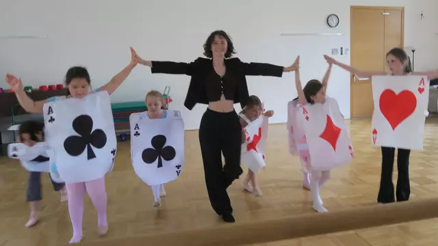 Katharina vermittelt den Schülerinnen die Freude am Tanzen - wunderbar!
