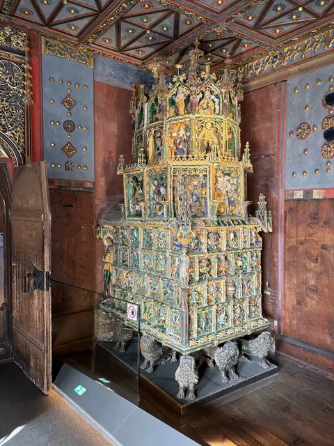 Die Goldene Stube ist bekannt für ihren prachtvollen Kachelofen mit dem feinen, filigranen Dekor, das sich auch in der Schlafstube fortsetzt. Bild entstand im Oktober 2024. | Foto: Schrofner