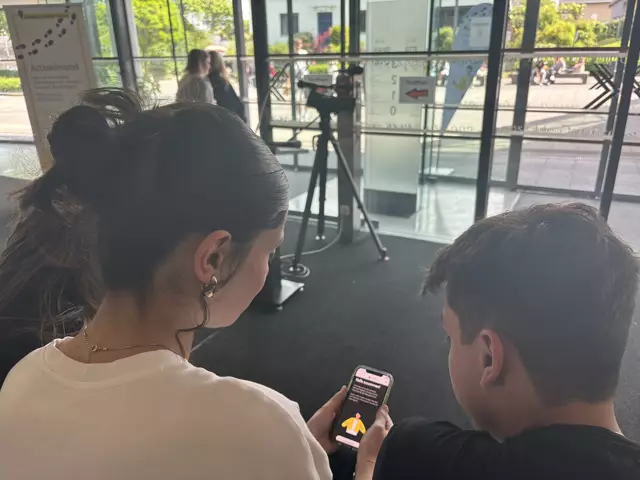 Über die App "Actionbound" gingen die Schülerinnen und Schüler am Nachmittag auf Erkundungstour durch Oberndorf. | Foto: Simon Haslauer