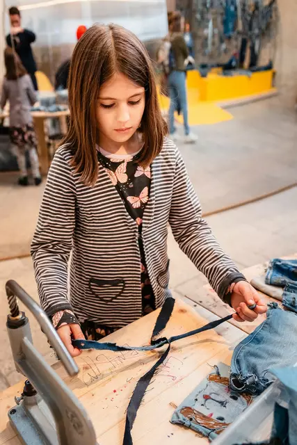 Die Kinder basteln fleißig an der Station. | Foto: busyshutters