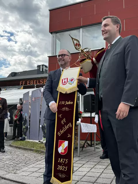 Prammer und Raml überreichten den Ebelsberger Floriani das Jubiläums-Fahnenband. | Foto: FF Ebelsberg