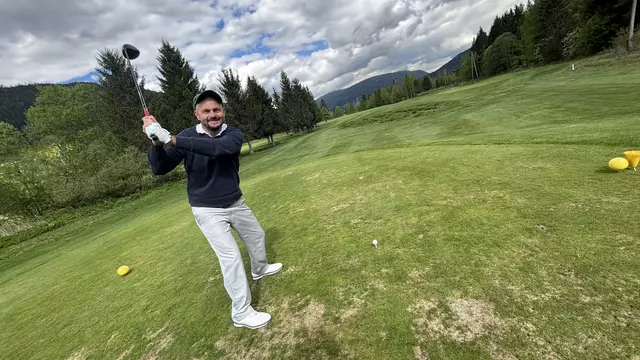 "So steht normalerweise keiner da bei uns am Golfplatz", schmunzelte Jakob Fingerlos (Golfclubmanager,  Golfclub Lungau/Katschberg). Für MeinBezirk Lungau machte er eine Ausnahme und posierte für ein Foto so. | Foto: pjw