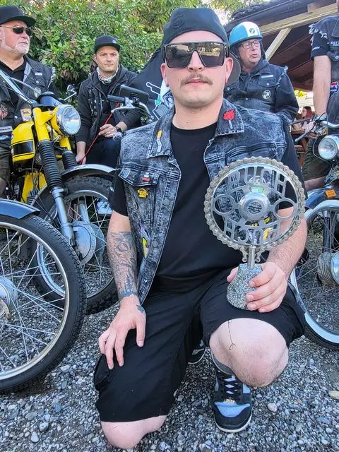 Selbstgebaut: Das prächtige Club-Logo der Puchidos | Foto: Eckhart Herbe