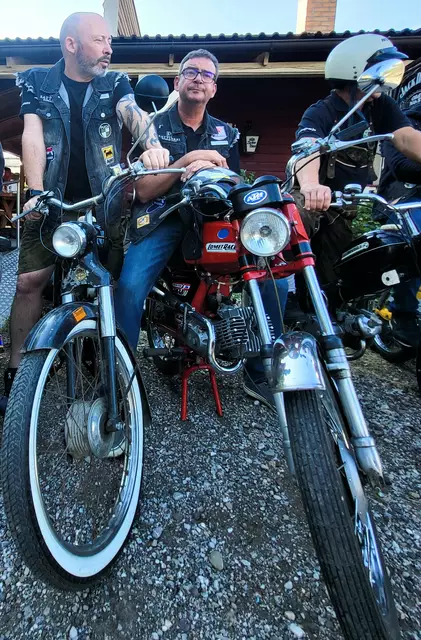 Keine Puch, aber als wunderschöner Oldtimer natürlich im Club willkommen: Die knallrote KTM Comet. | Foto: Eckhart Herbe