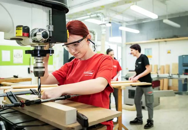 Von der Holzwerkstatt über Metallbearbeitung bis in die Küche: Die Produktionsschule Leoben bietet vielfältige Arbeitsfelder. | Foto: Jugend am Werk Steiermark/Miriam Raneburger