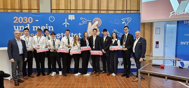 Die Preisträger mit Wolfgang Gaßner, dem Obmann des Vereins der Freunde der HTL (l.) und Direktor Gernot Weissensteiner (r.). | Foto: HTL Vöcklabruck