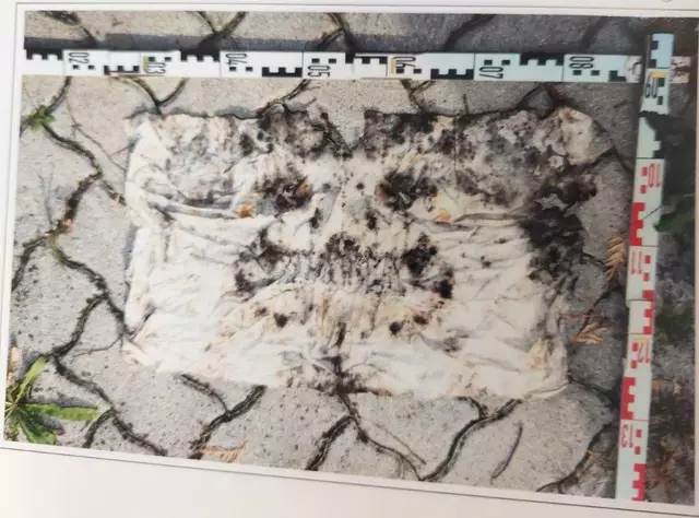 Im Zuge der Grabungen kam unter anderem ein Tuch zutage, das zwar fotografiert, danach jedoch angeblich wieder weggeworfen wurde.  | Foto:  IP/zVg