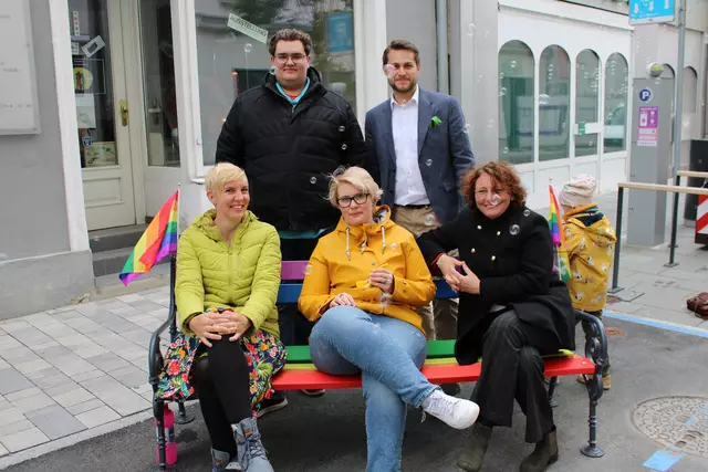 Die Grünen übergaben an den Verein "QWN - Queeres Wiener Neustadt" eine Bank in Regenbogenfarben; vorne:  Gemeinderätin Katharina Fruhmann (Grüne), Annika Schön (QWN), Stadträtin Selina Prünster (Grüne), hinten: David Brandstätter (QWN), Clubsprecher Michael Diller (Grüne). | Foto: Kathrin Schauer