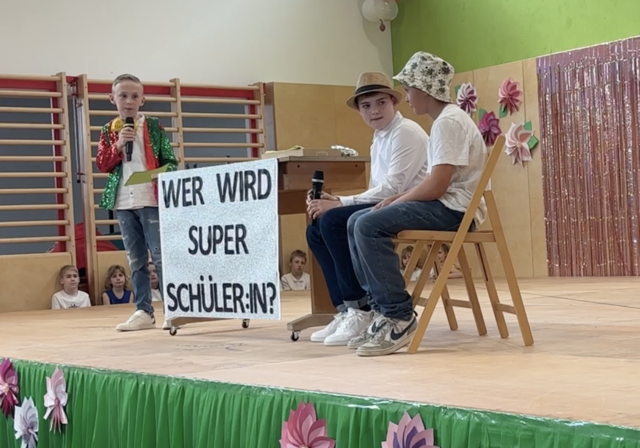 Die Kinder unterhielten die Gäste unter anderem mit einem selbst einstudierten Sketch.  | Foto: Elisabeth Kloiber