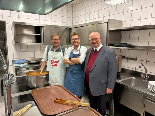 Pfarrer Mag. Josef Etzlstorfer bedankte sich bei allen Helfern. 
v.l.n.r: Alfred Wahlmüller, Jürgen Arzt sowie Pfarrer Mag. Josef Etzlstorfer | Foto: privat