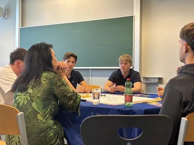 Schüler diskutieren im Rahmen der World Cafés mit Gritlind Kettl über Herausforderungen und Chancen in der EU. | Foto: Simon Haslauer