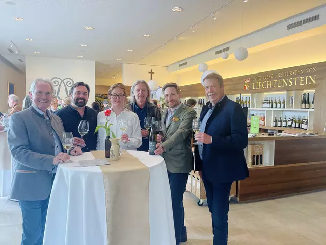 LTP Karl Wilfing, Produktionsleiter Josef Stumvoll, Standortleitung Christina Fritz, Künstler Josef Trattner, Geschäftsführer Stefan Tscheppe, Bgm. Josef Taztber.  | Foto: LT-Direktion NÖ / Schultes