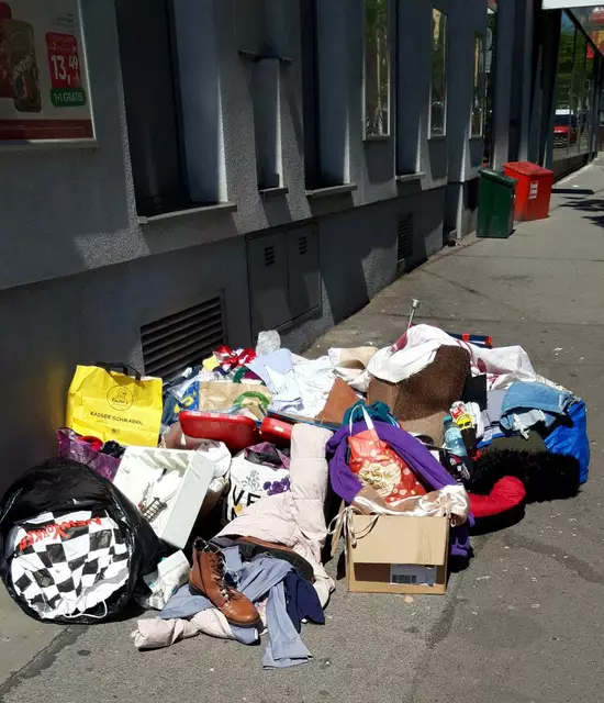 Immer wieder häuft sich ein Kleiderberg an einem Gehsteig im 15. Bezirk. | Foto: privat