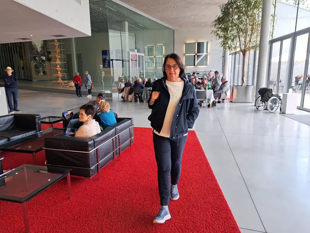 Eingangsbereich mit Cafe im Hintergrund und dem Schaudepot